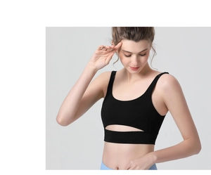 Détail du soutien-gorge de sport noir avec découpe frontale élégante et maille élastique