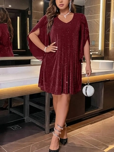 Elegante abito di paillettes rosso vino con scollo a V, maniche a mantella e vita stretta