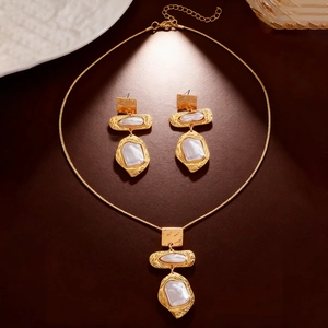 Barock-Perlen-Schmuckset mit gehämmertem Gold-Finish, Halskette und Ohrringe Set