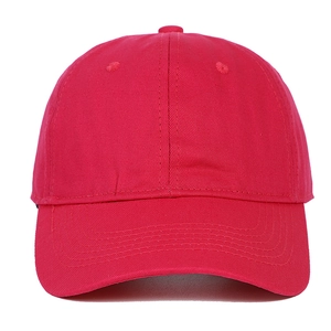 Dettaglio del cappellino rosso in cotone twill con cuciture rinforzate sulla visiera