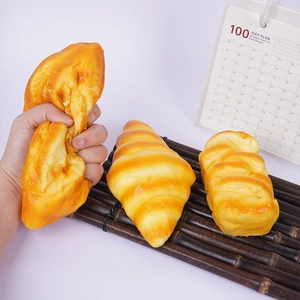 Juguetes antiestrés de pan de PU de rebote lento presionados con la mano