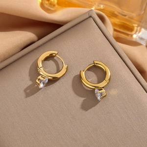 Elegante goldene Titanstahl-Ohrringe mit herzförmigem klarem Zirkonia-Anhänger