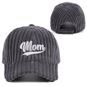 Détail de la casquette de baseball en velours côtelé gris foncé avec broderie blanche Mom