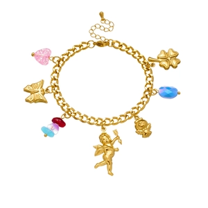 Détail du bracelet plaqué or avec pendentifs Cupidon, papillon, trèfle et perles colorées