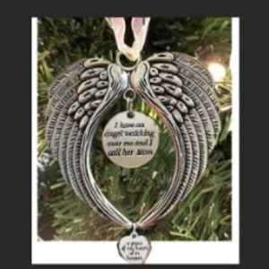 Ciondolo ali di angelo in argento antico con cuore su albero di Natale festivo