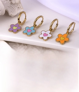 Détail macro de boucles d'oreilles fleurs en acier titane avec pétales colorés