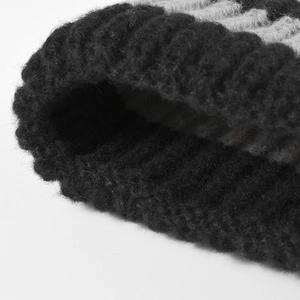 Bonnet en maille rayée épaisse avec texture côtelée et tissu en laine bicolore