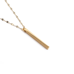 Minimalistische goldene Titanstahl-Halskette mit glattem vertikalem Stabanhänger auf Weiß