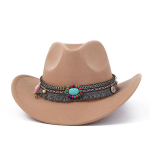 Détail d'un chapeau de cowboy avec perles turquoise bohèmes et pompons colorés