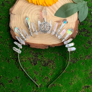 Couronne en cristal irisé faite main avec pentagramme sur fond de mousse de forêt