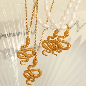 Vintage Stainless Steel Snake Pendant Necklace For Women Freshwater Pearl Gold Plated Personalised Fashion Jewelry Layering Neckwear