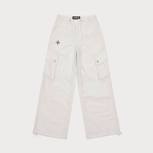 Détail de la taille à cordon et des poches cargo sur un pantalon tactique gris clair