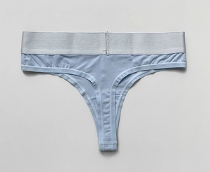 Dettaglio perizoma celeste con ampia fascia elastica e finiture con cuciture doppie