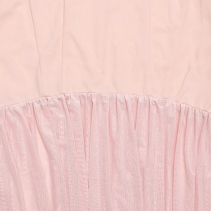 Detailansicht der rosa Kleid-Taille mit glattem Strick und plissiertem Mesh-Gewebe