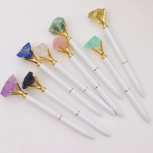 Witte metalen balpennen met natuurlijke kristalstenen in diverse edelsteenkleuren