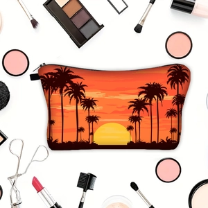 Sonnenuntergang Kosmetiktasche mit Palmenmuster und Beauty-Accessoires auf Weiß
