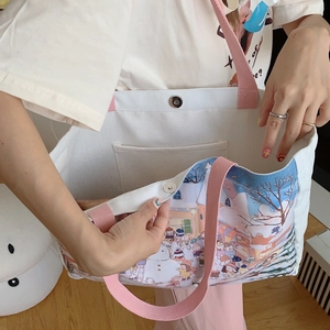 Détail du sac cabas en toile montrant le fermoir magnétique et la poche intérieure