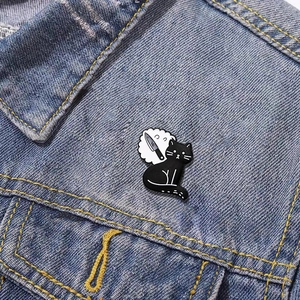 Badge chat noir minimaliste avec design de couteau sur poche de veste en jean