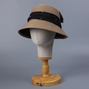 Eleganter Stroh-Glockenhut für Damen mit schwarzem Band und Feder für Sonnenschutz