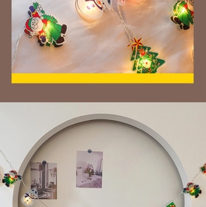 Détail d'une guirlande lumineuse LED de Noël avec ornements du Père Noël et sapins