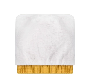 Gedetailleerd overzicht van de zachte witte stof en het gele ribgebreide van deze wintermuts.