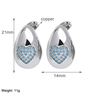 Dettaglio orecchini a goccia con cuore turchese, misura 21x14 mm in metallo rame