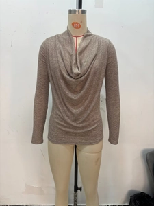 Detail eines hellbraunen Langarm-T-Shirts aus Lyocell mit elegantem Wasserfall-Rollkragen