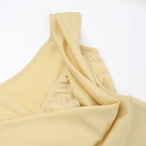 Vue détaillée de la texture du satin jaune pâle et du zip invisible de la robe d'été