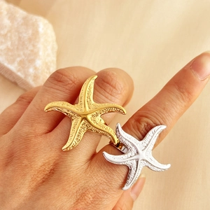 Anelli a forma di stella marina in acciaio inossidabile oro e argento indossati sulle dita