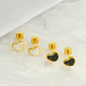 Orecchini a cuore dorati con finitura in smalto bianco e nero e glitter brillanti