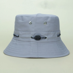 Détail d'un chapeau bob gris avec œillets d'aération et cordon de serrage sport réglable