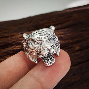 Bague tête de tigre rétro en argent avec détails réalistes et finition polie vintage