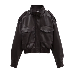 Veste motard femme en similicuir noir avec col montant et épaulettes sur fond blanc