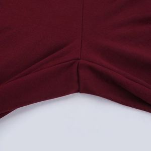 Gros plan du tricot bordeaux montrant les coutures de qualité sur l'entrejambe