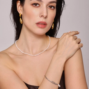Bracelet en acier titane avec perle d'eau douce et boucles d'oreilles dorées élégantes