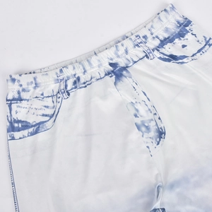 Détail du pantalon imprimé bleu et blanc avec taille élastique et texture douce et soyeuse