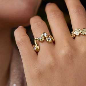 Bague vague en acier inoxydable doré 18K avec zircons pour femme sur le doigt