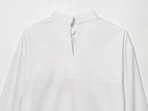 Vue détaillée du dos de la chemise en popeline blanche avec petit col montant et fente