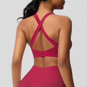 Detail van sportbeha met kruisrug en magenta legging voor yoga en fitnessoefeningen