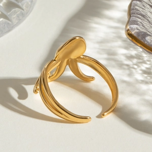 Dettaglio dell'anello a piovra dorato con tentacoli definiti e fascia regolabile