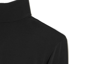 Détail du col montant et de la couture sur une combinaison longue noire élégante