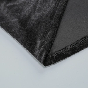 Vue macro détaillée de la texture du velours noir et coutures de qualité sur la robe