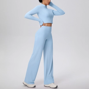 Vue latérale de l'ensemble de yoga bleu clair avec manches passe-pouce et pantalon large