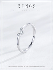 Détail d'une fine bague en argent sterling S925 avec trois zircons ronds étincelants