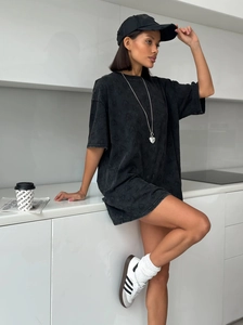 Détail d'un t-shirt noir en coton oversize avec motifs de cœurs et beau drapé fluide