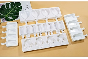 Silikon-Eisformen-Set mit Herz- und Pfotenformen auf beigem Hintergrund für DIY
