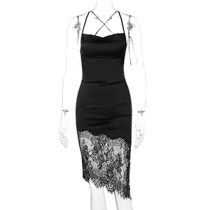 Détail de la robe en satin noir avec dentelle délicate et décolleté croisé élégant