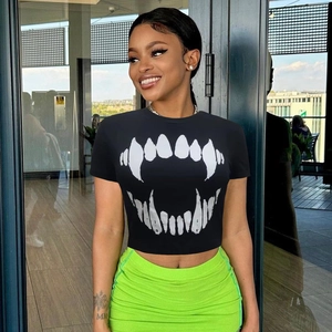 T-shirt court noir pour femme avec imprimé dents de requin et col rond style streetwear chic