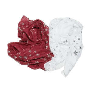 Détail d'écharpes en coton rouge et blanc avec imprimé flocon d'argent pour Noël