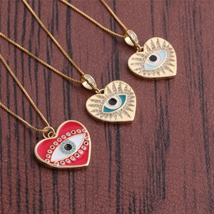 Detail von Herz-Halsketten mit bunten Zirkonia-Steinen und Evil Eye Design in Gold